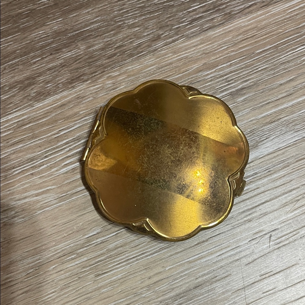 Vintage Gold Flower-Shaped Makeup Compact Mirror 🪞